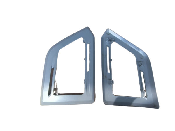 Moldura Farol Auxiliar Lado Direito Teto Baixo 124 Scania NTG - 2497598